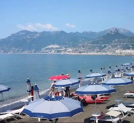 Salernoroomstation アパート